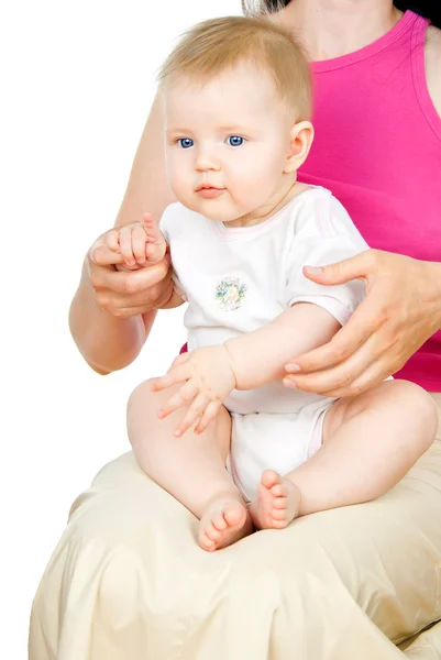 Lindo bebê senta-se em seu colo — Fotografia de Stock