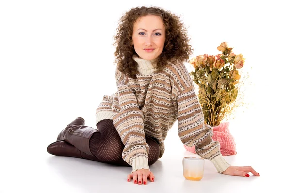 Красивая девушка в зимнем свитере — стоковое фото