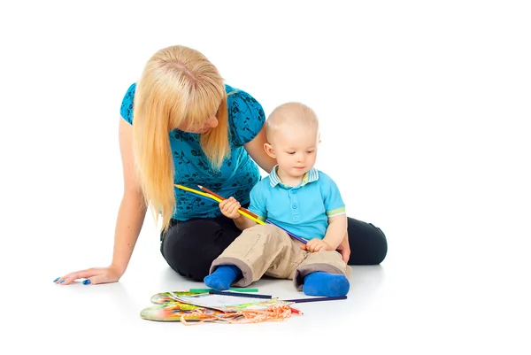 Mooie moeder met een kind tekenen met potloden — Stockfoto