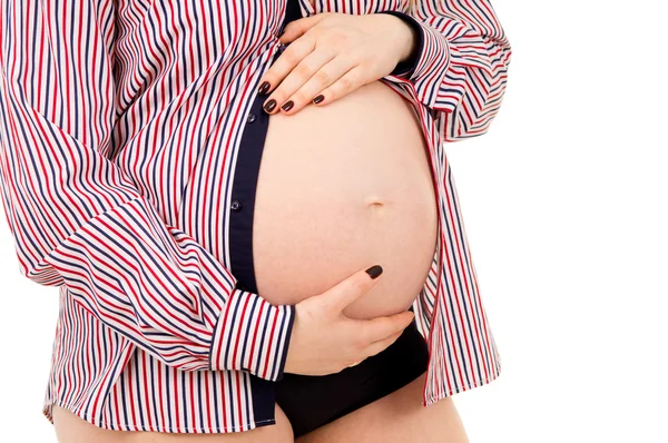 Живот беременной девушки в рубашке — стоковое фото
