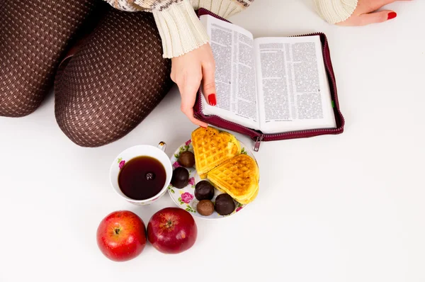 Bible, candy and tea — Stock Photo, Image