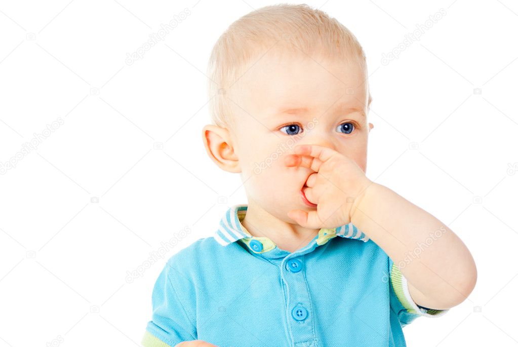 baby sucks his fingers