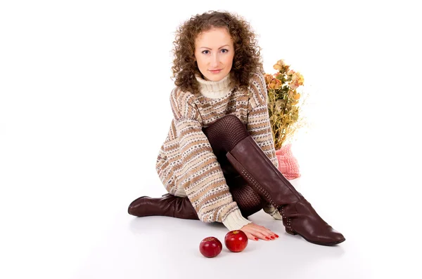 Comodidad chica rizada en un suéter y manzanas —  Fotos de Stock