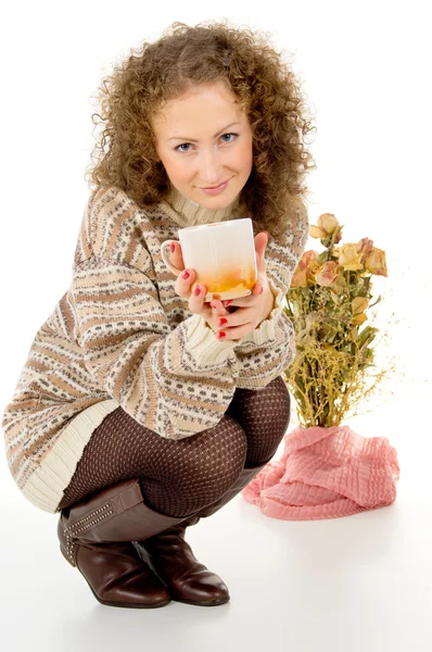 Rahatlık, bir bardak çay ile bir kız — Stok fotoğraf