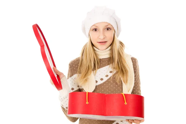 Chica en una gorra con un regalo — Foto de Stock