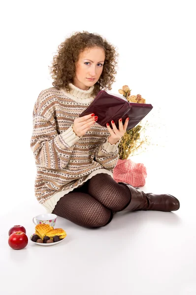 Menina lendo um livro e comer — Fotografia de Stock