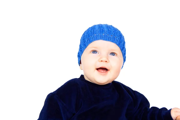 Glückliches Baby mit blauer Mütze — Stockfoto