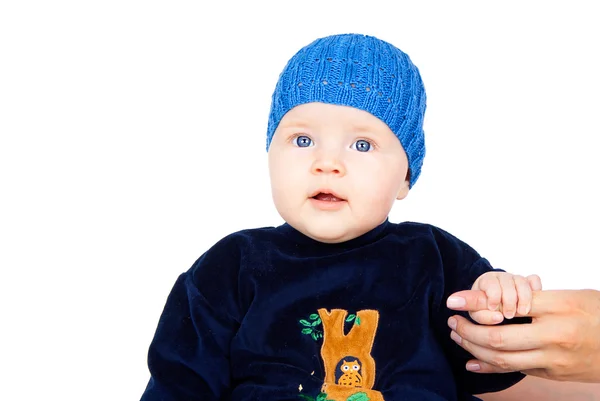 Bebé feliz se sienta en una gorra —  Fotos de Stock