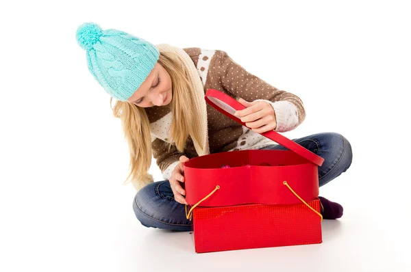 Glückliches Mädchen, das mit Geschenken auf dem Boden sitzt — Stockfoto