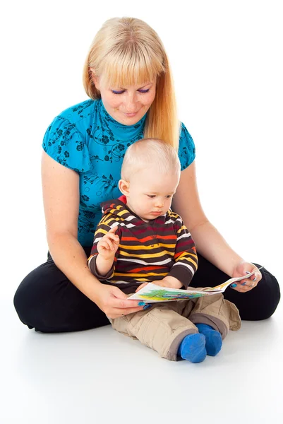 Mutter und Kind lesen — Stockfoto