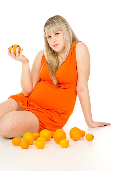 Menina grávida com fruta — Fotografia de Stock