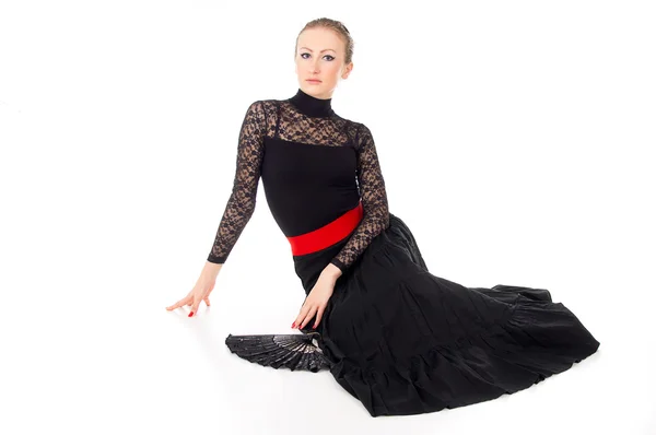 Jong meisje in flamenco jurk zitten — Stockfoto