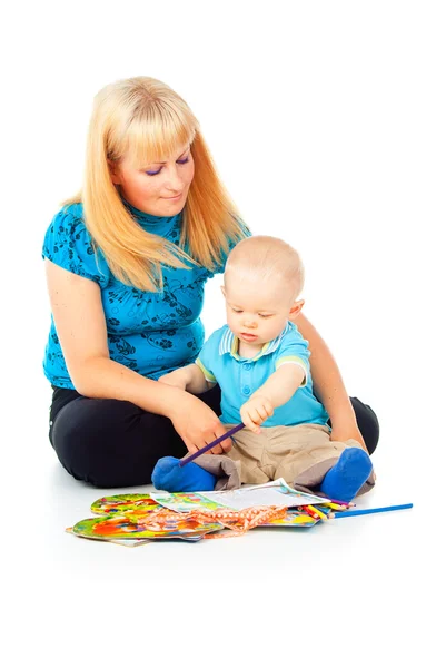 Mutter mit Kind ist mit Zeichnen beschäftigt Stockfoto