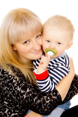 Annesi bir pacifie emme onun kollarında güzel küçük bebeği tutmak