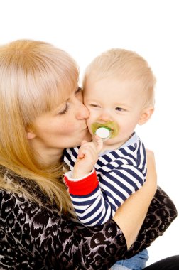 Annesi bir pacifie emme onun kollarında güzel küçük bebeği tutmak