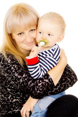 Anne bebek tutmak onun kollarında bir emzik emme