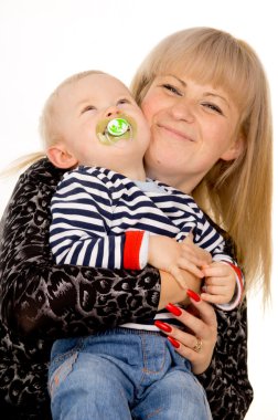 onun kollarında bir emzik emme neşeli küçük bebek anne tut