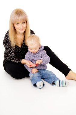 Anne küçük bebeği ile oturur