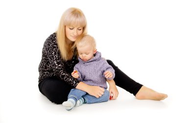 Anne küçük bebeği ile oturur