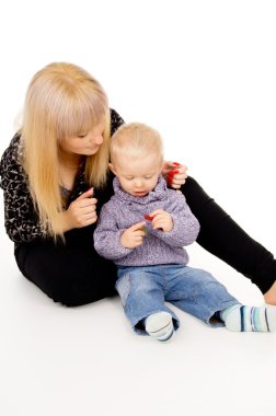 Anne küçük bebeği ile oturur