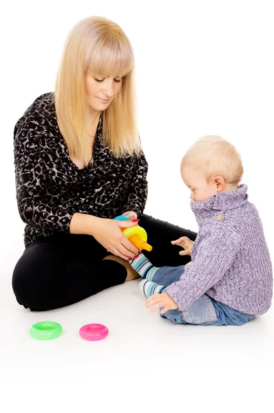 Moeder wordt gespeeld met haar baby — Stockfoto