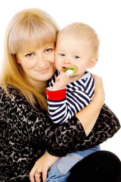 Madre tenere piccolo bambino tra le braccia, succhiare un ciuccio — Foto Stock