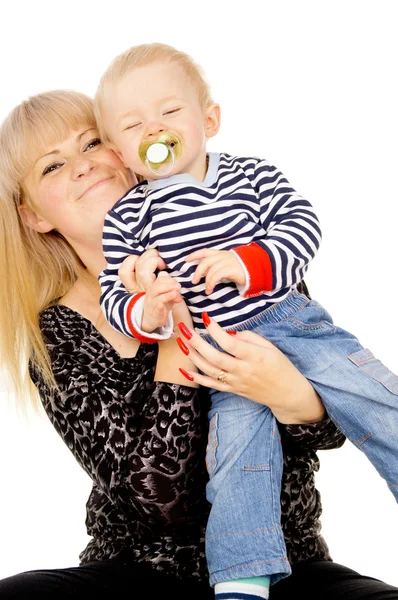 Mãe manter alegre pequeno bebê em seus braços, chupando uma chupeta — Fotografia de Stock