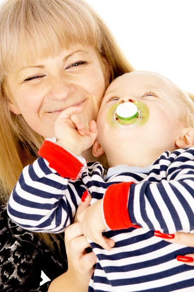 Mãe manter bom bebê em seus braços, chupando uma chupeta — Fotografia de Stock