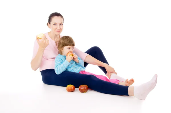 Mutter mit Kind isst Äpfel — Stockfoto