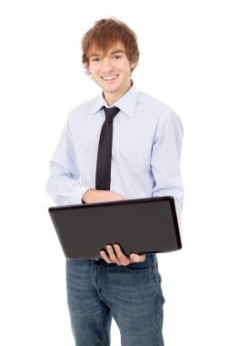 bir gömlek ve kravat giymiş bir dizüstü bilgisayar üzerinde çalışan iyi biri