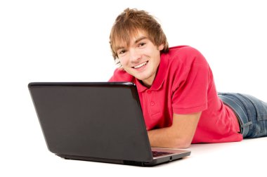 güzel adam laptop için çalışıyor