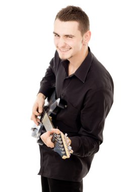 genç adam gitar çalmak