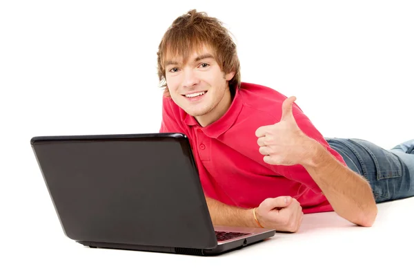 De prachtige man werkt voor laptop en ok wordt weergegeven — Stockfoto