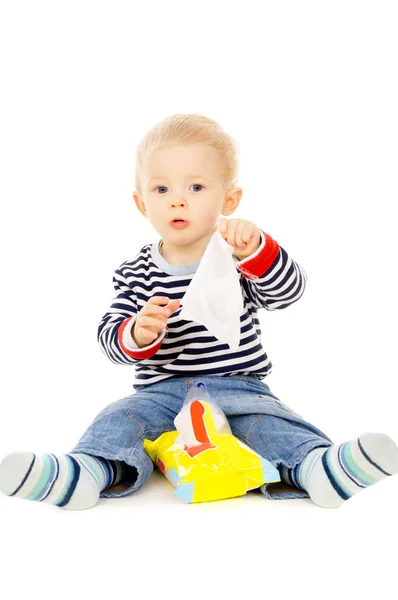 Le petit garçon obtient les lingettes humides, et est joué — Photo