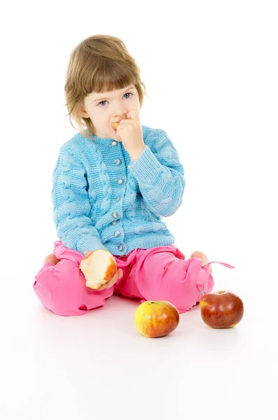 Het kleine meisje eet een appel — Stockfoto