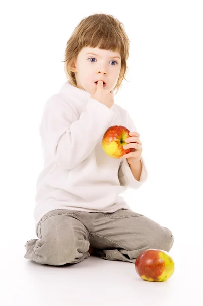 La niña lleva un estilo de vida saludable y come manzanas. — Foto de Stock