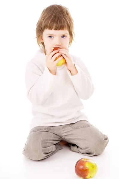 La bambina conduce uno stile di vita sano e mangia mele. — Foto Stock