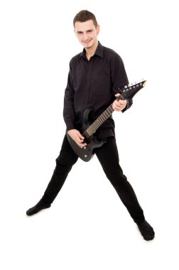 siyah giysili adam gitar çalıyor.