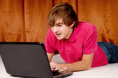 adam bir laptop için çalışıyor