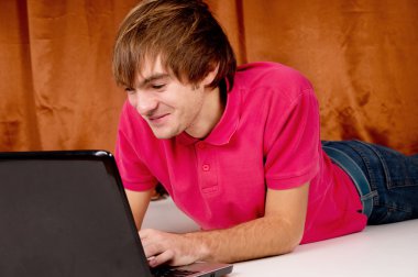 adam bir laptop için çalışıyor