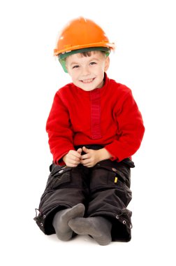 mutlu bir kask ile küçük çocuk oturur