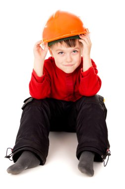 kask ile küçük çocuk oturur