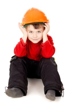 kask ile küçük çocuk oturur