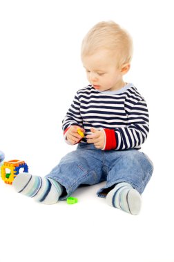 küçük çocuk oyuncakları ile oynuyor