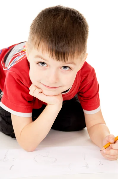 Маленький мальчик рисует на бумаге — стоковое фото
