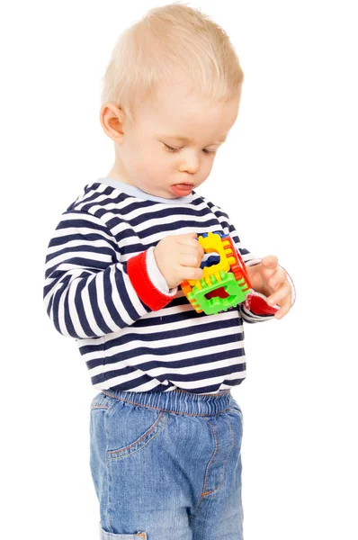 Un petit enfant jouant avec un jouet — Photo