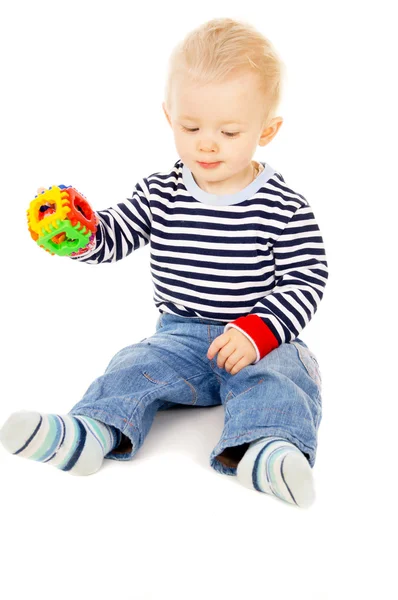 Un niño jugando con un juguete — Foto de Stock