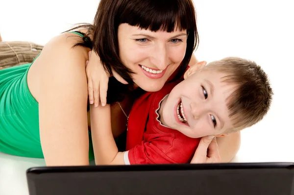 Uma criança pequena com sua mãe assistir o filme o caderno — Fotografia de Stock