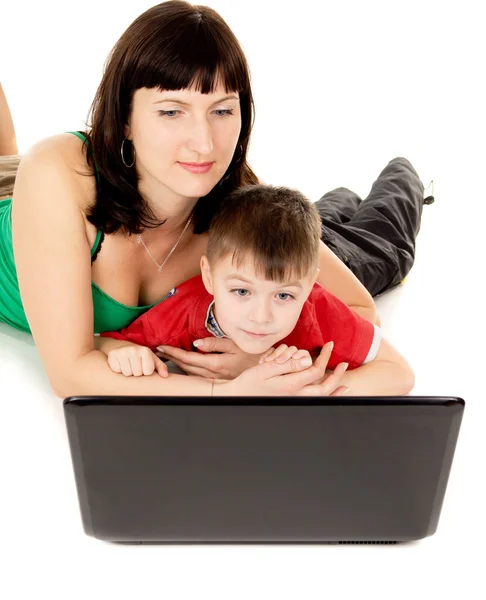 Belle un petit enfant avec sa mère regarder le film la note — Photo