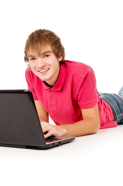 Chico estudiante trabajando en un portátil — Foto de Stock